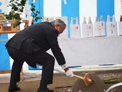 安全祈願祭でくわ入れの儀を行う御子柴組合長