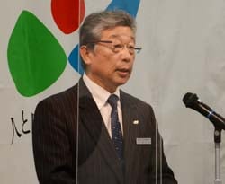 あいさつする田中組合長
