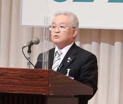 あいさつする小松八郎組合長