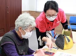 担当者から操作の説明を受ける参加者