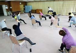 指導士に合わせ体操する参加者