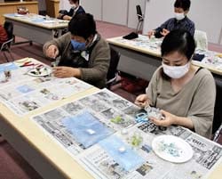 ハーバリウムを作る参加者