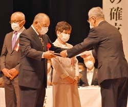 眞島組合長から表彰状を受ける受賞者