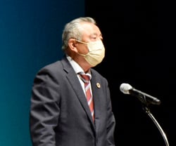 総代会の開催にあたりあいさつを述べる武井組合長