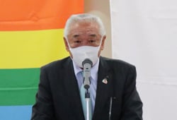 あいさつをする由井組合長