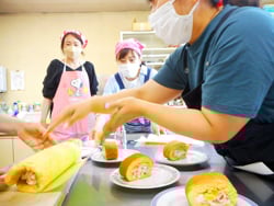 ロールケーキを作る参加者