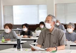 真剣に講義を受ける受講者たち