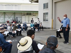 各産地の生育状況などを説明する市場関係者