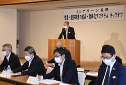 ともども頑張りましょうと呼びかける神農佳人組合長