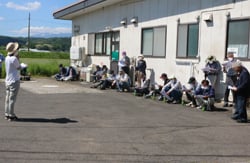 担当者の説明を聞く生産者