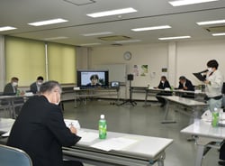 推薦者のプレゼンに耳を傾ける審査員ら