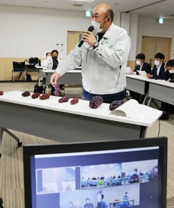 オンラインで出荷規格を伝える指導員