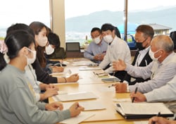 早稲田大学生（左）らとの意見交換