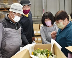 出荷規格を確認する生産者ら