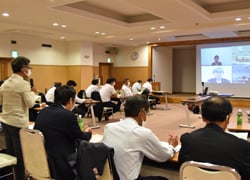 取引先(WEB)へ協力を要請する田中もも部会長