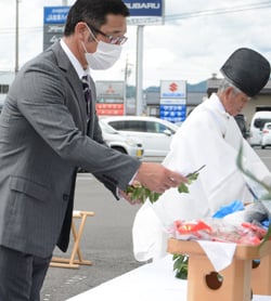 玉串奉奠を行い、感謝を込める小沢部会長