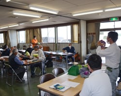 目揃えで実際のキャベツを見て確認する生産者