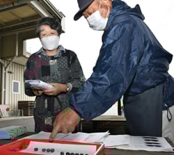 出荷規格を確認する生産者ら
