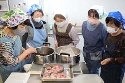小林さん（左から2番目）から、鯉料理を教わるJA女性大学院生