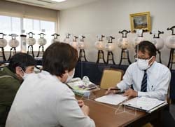 葬儀などの相談に応じる担当者（右）と来場者