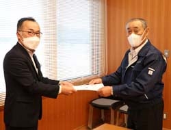 要請書を手渡す上條常務