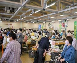 多くの来場者で賑わう店内