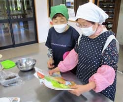 読書会で家の光を見る参加者