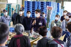 当日の出荷物を手本に切り前の統一を図る矢沢指導員
