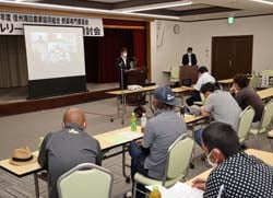 高品質・安定生産に向け、意思統一を図ったセルリー専門部会現地検討会