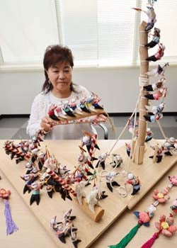 自身でつくりあげた御柱人形を眺める笠原洋子さん