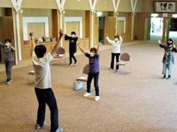 体操を教わる参加者