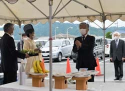 家畜に感謝し、礼拝する千國組合長