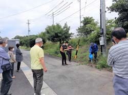 除草剤散布を見学する参加者
