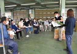 選別のポイントを説明する営農技術員