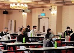 栽培のポイントをきく生産者（6月14日、小諸市相生町ベルウィンこもろ）