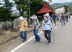 八十八ヶ所霊場巡拝塔に向けウォーキングを楽しむ部会員