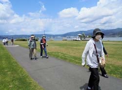 諏訪湖畔でウォーキングを楽しむ参加者