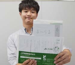 新しいフィルムに入ったる～らるを持つ職員