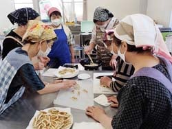 うずまきかりんとう作りに挑戦する参加者（6月22日、長野県東御市本海野）