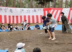 「地域への感謝」をテーマのひとつに掲げて開いた境小学校「大相撲押立場所」（長野県富士見町にて）