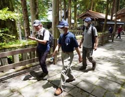 諏訪大社上社本宮の境内を談笑しながら歩く受講生