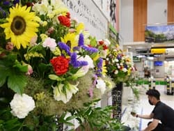 華やかな花で改札口を彩った