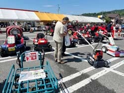 ずらりと機械を並べた会場