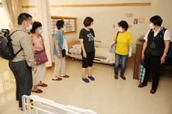 施設を見学する女性部員（長野県富士見町で）