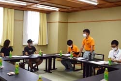 生産者に向けあいさつする小出係長