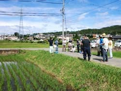 営農技術員の説明を聞く参加者