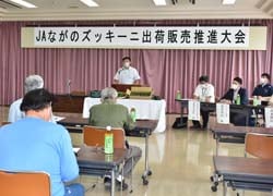 挨拶をする滝澤理事(中央)