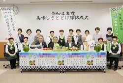 委嘱を受けた「美味しさとどけ隊」のメンバーとJA役員ら