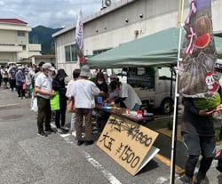 対面販売を行う青年部員