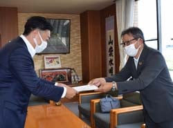 要請書を手渡す倉田理事（右）